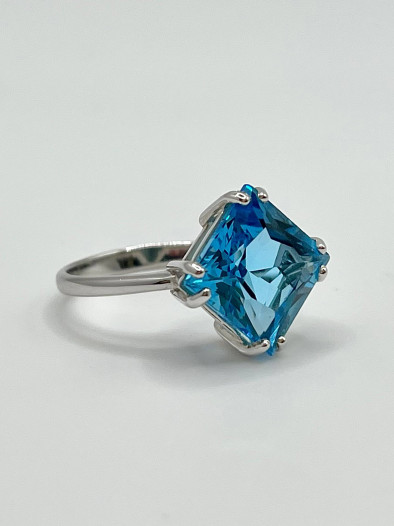 Кольцо из белого золота с топазом