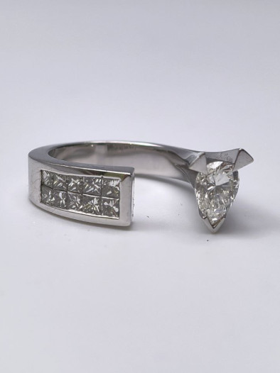 Кольцо из белого золота с бриллиантами