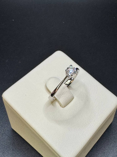 Золотое кольцо с бриллиантом