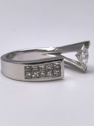 Кольцо из белого золота с бриллиантами