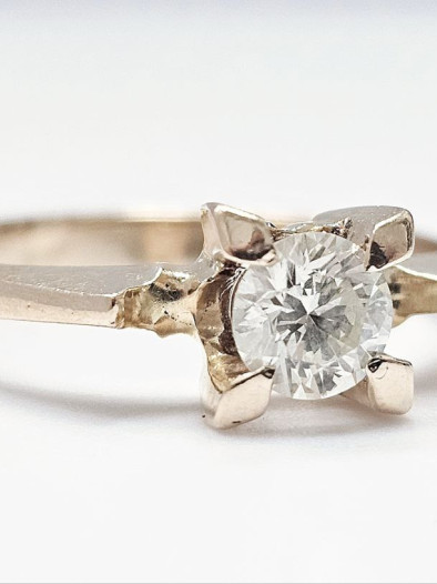 Кольцо с бриллиантом