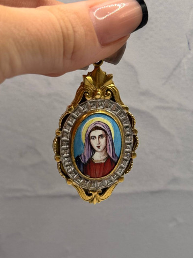 Золотой кулон