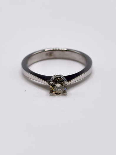 Кольцо из белого золота с бриллиантом