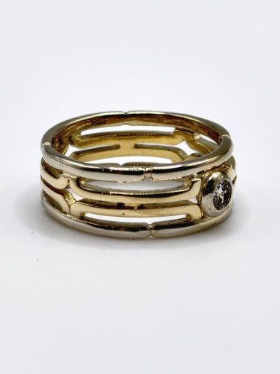 Кольцо из красного золота с бриллиантом