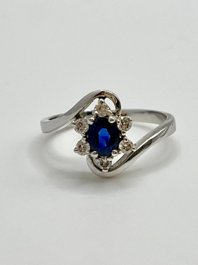 Кольцо из белого золота с сапфиром и бриллиантами