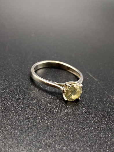 Золотое кольцо с бриллиантом