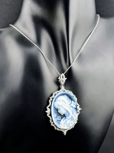 Колье Камея из золота с бриллиантами