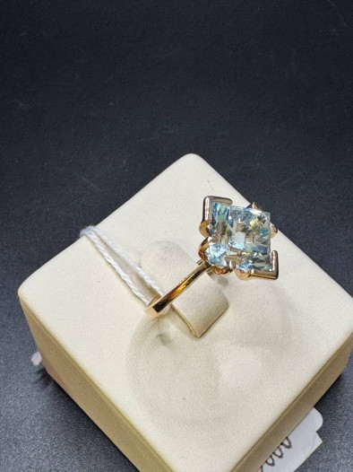 Золотое кольцо с топазом